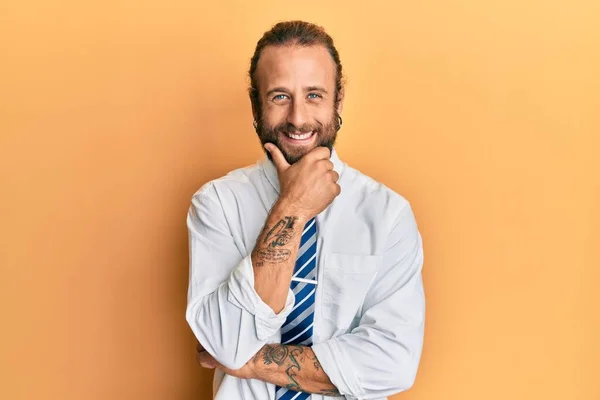 Homem Bonito Com Barba Cabelos Longos Vestindo Roupas Negócios Olhando — Fotografia de Stock