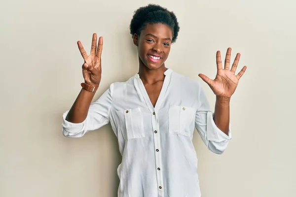 Młoda Afrykańska Dziewczyna Luźnych Ubraniach Pokazuje Wskazuje Palcami Numer Osiem — Zdjęcie stockowe