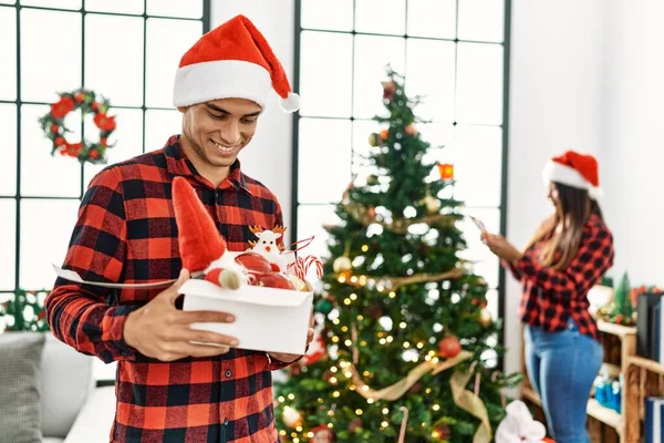 Genç Latin Çift Gülümsüyor Mutlu Noel Ağacı Süslüyor Evde — Stok fotoğraf