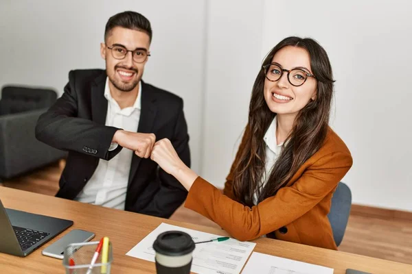 Två Affärsmän Slår Knytnävarna Kontoret — Stockfoto