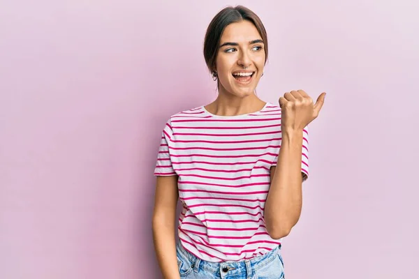 Jonge Latino Vrouw Dragen Casual Kleding Duim Wijzen Naar Zijkant — Stockfoto