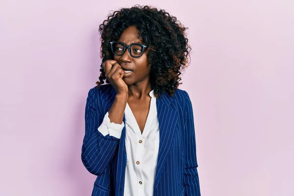 Νεαρή Αφροαμερικανή Που Φοράει Επαγγελματικά Ρούχα Και Γυαλιά Και Δείχνει — Φωτογραφία Αρχείου