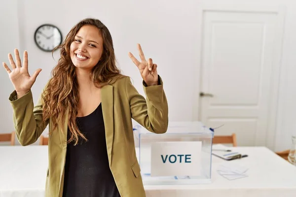 Mulher Hispânica Bonita Sala Campanha Política Mostrando Apontando Para Cima — Fotografia de Stock