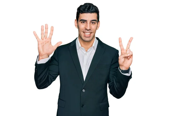 Hezký Hispánský Muž Obchodním Oblečení Ukazující Ukazující Prsty Číslo Sedm — Stock fotografie