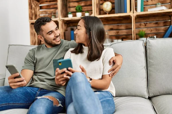 Jong Latijn Paar Met Behulp Van Smartphone Zitten Bank Thuis — Stockfoto