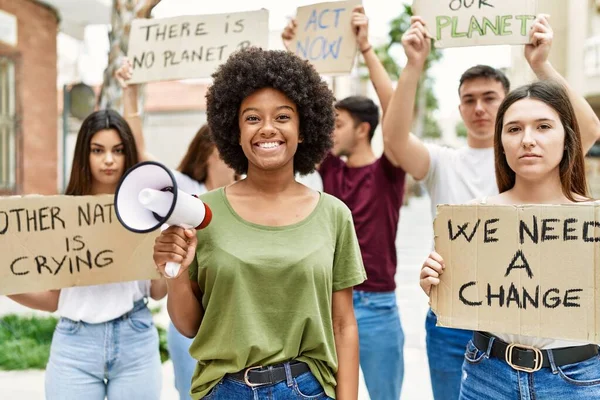 Ομάδα Νεαρών Φίλων Που Διαμαρτύρονται Και Δίνουν Συνθήματα Στο Δρόμο — Φωτογραφία Αρχείου