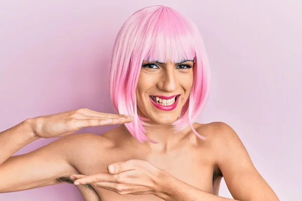 Joven Hombre Usando Mujer Maquillaje Usando Una Peluca Rosa Gesto —  Fotos de Stock