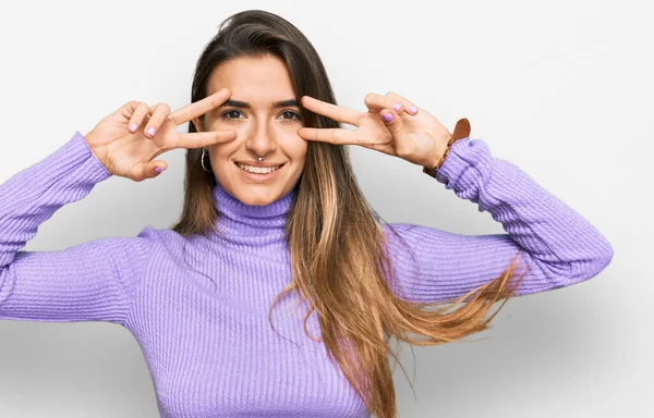 Mujer Hispana Joven Usando Ropa Casual Haciendo Símbolo Paz Con —  Fotos de Stock