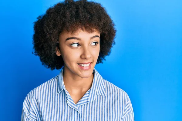 Ung Latinamerikansk Flicka Bär Casual Kläder Ser Sidan Koppla Profil — Stockfoto