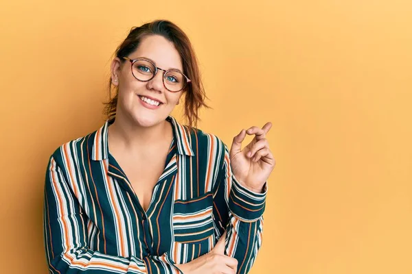 Jonge Blanke Vrouw Draagt Casual Kleding Een Bril Met Een — Stockfoto