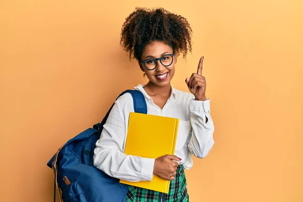 Vacker Afrikansk Amerikansk Kvinna Med Afro Hår Bär Skolväska Och — Stockfoto