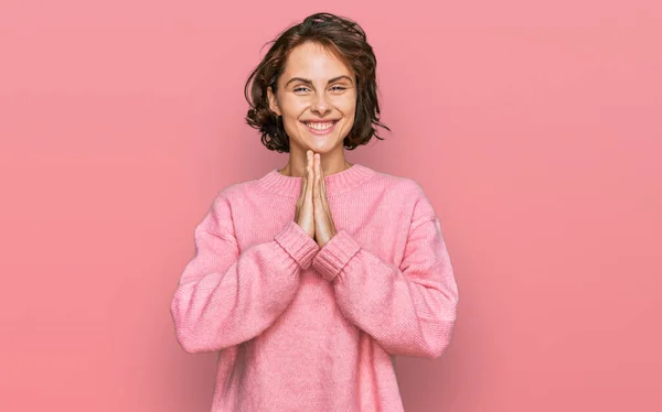 Mujer Hispana Joven Vestida Con Ropa Casual Rezando Con Las — Foto de Stock