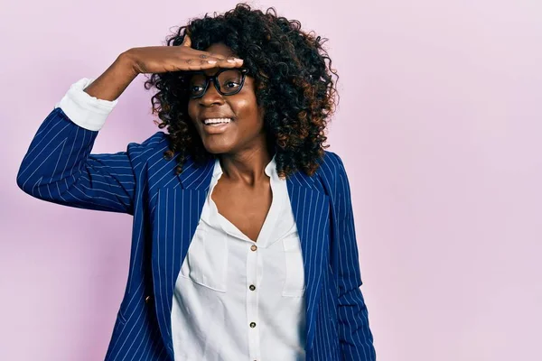 Νεαρή Αφροαμερικανή Γυναίκα Που Φοράει Επαγγελματικά Ρούχα Και Γυαλιά Πολύ — Φωτογραφία Αρχείου