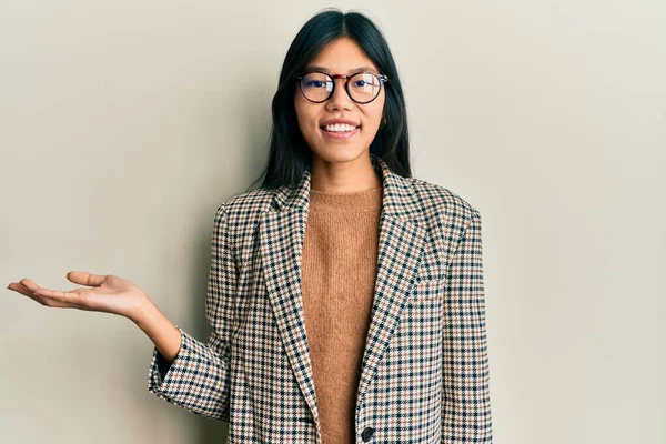 Joven Mujer China Vistiendo Estilo Negocios Gafas Sonrientes Alegre Presentando —  Fotos de Stock