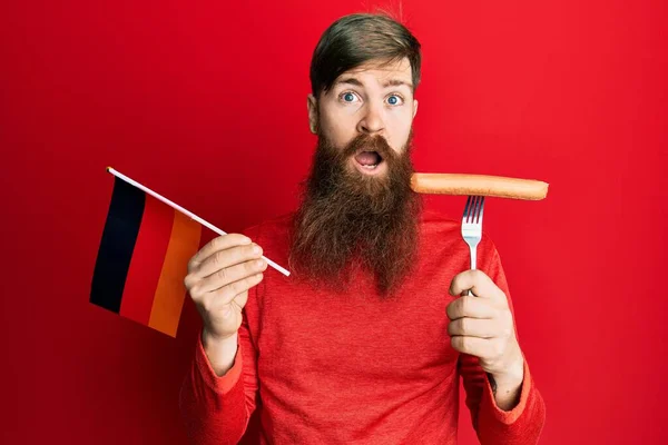 Homme Roux Longue Barbe Tenant Fourchette Avec Saucisse Porc Germany — Photo