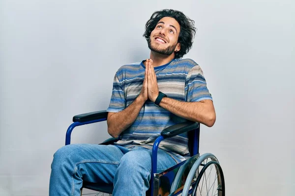 Tekerlekli Sandalyede Oturan Yakışıklı Spanyol Adam Elleri Bağlı Yalvarıyor Dua — Stok fotoğraf