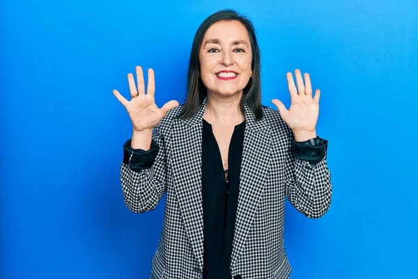 Middelbare Leeftijd Spaanse Vrouw Draagt Zakelijke Kleding Tonen Wijzen Met — Stockfoto