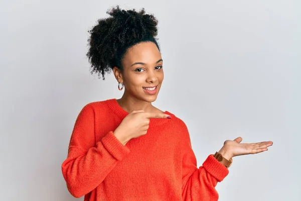 Νεαρή Αφρικάνα Αμερικανίδα Που Φοράει Casual Ρούχα Εντυπωσιασμένη Και Χαμογελαστή — Φωτογραφία Αρχείου