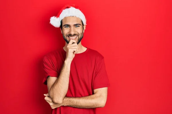 Jeune Homme Hispanique Portant Chapeau Noël Regardant Avec Confiance Caméra — Photo