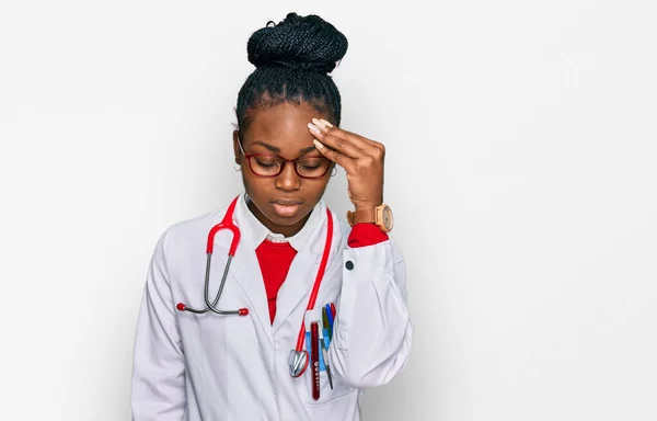 청진기를 아프리카 미국인 여성은 이마에 문제에 걱정하고 스트레스를 받았다 — 스톡 사진