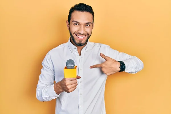 Spaanse Man Met Baard Houdt Reporter Microfoon Wijzende Vinger Naar — Stockfoto