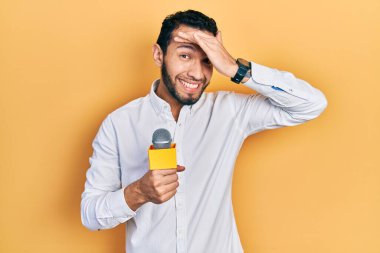 Elinde sakallı İspanyol bir adam mikrofon tutuyordu. Eli kanlı, şaşırmış ve sinirli bir yüzü vardı. 