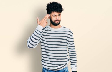 Sakallı, sıradan çizgili süveter giyen genç bir Arap, silah gibi elini ve parmaklarını havaya kaldırarak ateş ediyor, intihar ediyor.. 