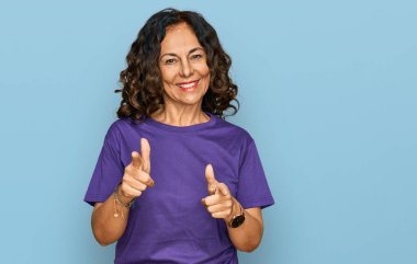 Orta yaşlı, sıradan kıyafetler giyen, mutlu ve komik yüzlü bir kadın. iyi enerji ve titreşimler. 