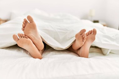 Evdeki yatakta çarşafın birkaç metre altında..