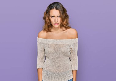 Gündelik kıyafetler giyen, kuşkucu ve gergin, sorun yüzünden somurtan güzel beyaz bir kadın. negatif kişi. 