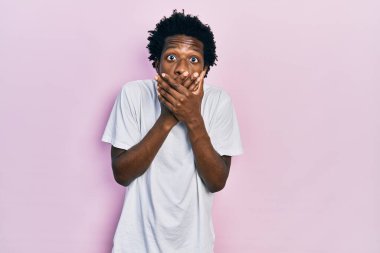 Gündelik beyaz t-shirt giyen genç Afro-Amerikalı adam yanlışlıkla ağızlarını kapatarak şok geçirdi. gizli kavram. 