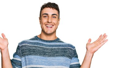 İspanyol genç adam gündelik giysiler giyip çılgınlığı kutluyor ve başarıya hayret ediyor kollarını kaldırıyor ve gözleri açık heyecanla bağırıyor. Kazanan konsept 