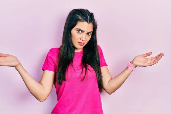 Chica Hispana Joven Con Camiseta Rosa Casual Despistada Confundida Con — Foto de Stock