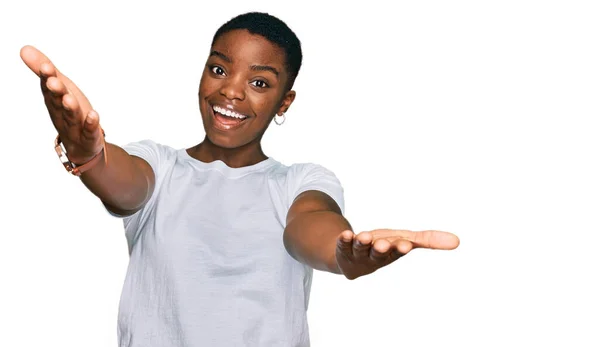 Jovem Afro Americana Vestindo Casual Shirt Branca Sorrindo Alegre Oferecendo — Fotografia de Stock