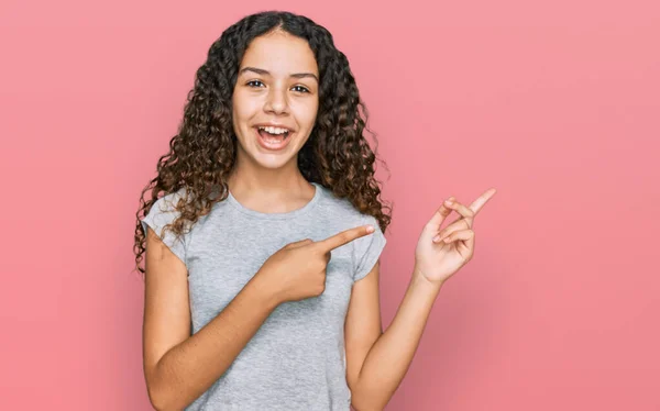 Adolescente Hispânico Menina Vestindo Roupas Casuais Sorrindo Olhando Para Câmera — Fotografia de Stock