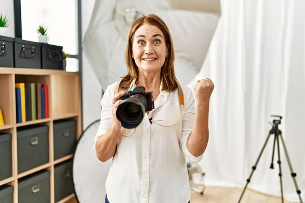 Kobieta Średnim Wieku Fotografii Pomocą Kamery Studio Fotograficznym Krzycząc Dumny — Zdjęcie stockowe