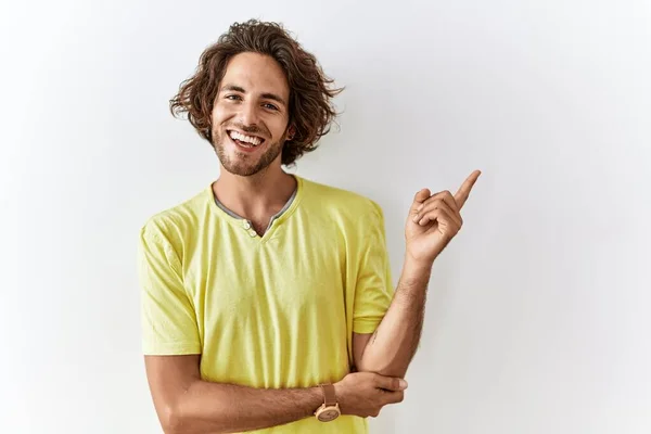 Ung Latinamerikansk Man Står Över Isolerad Bakgrund Med Ett Stort — Stockfoto