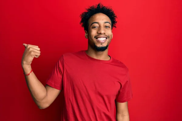 Jonge Afro Amerikaanse Man Met Baard Casual Rood Shirt Glimlachend — Stockfoto