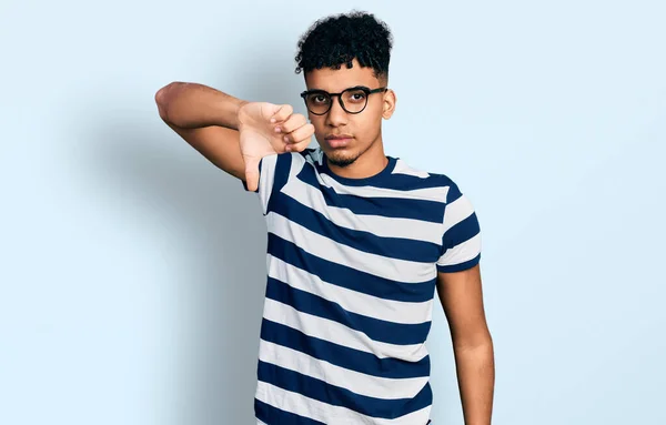 Jovem Afro Americano Vestindo Roupas Casuais Óculos Que Parecem Infelizes — Fotografia de Stock