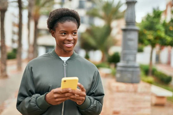 Mladý Africký Americký Dívka Usměvavý Šťastný Pomocí Smartphone Městě — Stock fotografie