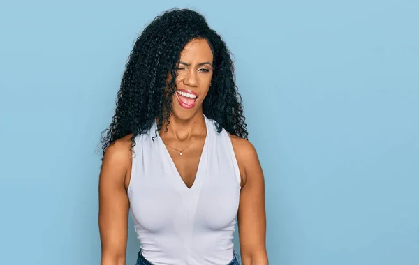 Mujer Afroamericana Mediana Edad Vistiendo Estilo Casual Con Camisa Sin —  Fotos de Stock