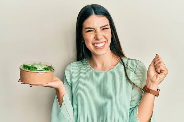 Genç Spanyol Kadın Salata Yiyor Gururla Bağırıyor Zaferi Kutluyor Kollarını — Stok fotoğraf