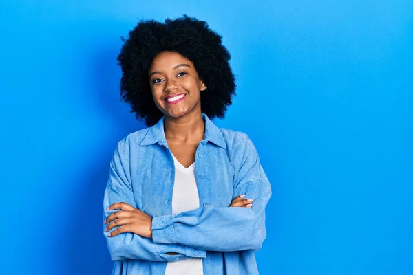 Молода Афроамериканська Жінка Одягнена Повсякденний Одяг Радісно Посміхається Перехрещеними Руками — стокове фото