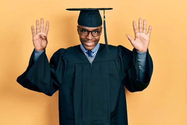 Молодий Афроамериканець Випускному Капюшоні Обрядовому Одязі Показує Пальцями Номер Дев — стокове фото
