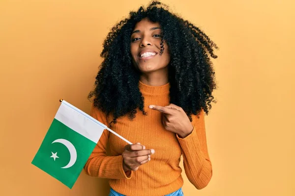 Afrikaans Amerikaanse Vrouw Met Afro Haar Houden Pakistan Vlag Lachend — Stockfoto