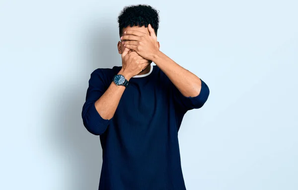 Ung Afrikansk Amerikansk Man Klädd Avslappnade Kläder Täcker Ögon Och — Stockfoto