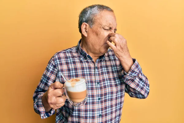 Schöner Älterer Mann Mit Grauen Haaren Der Eine Tasse Kaffee — Stockfoto