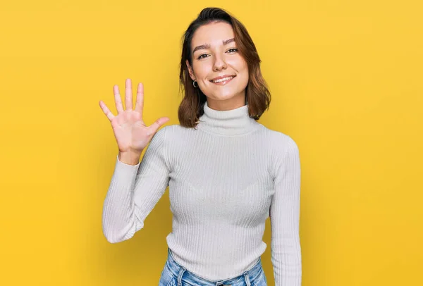 Junges Kaukasisches Mädchen Lässiger Kleidung Zeigt Mit Finger Nummer Fünf — Stockfoto