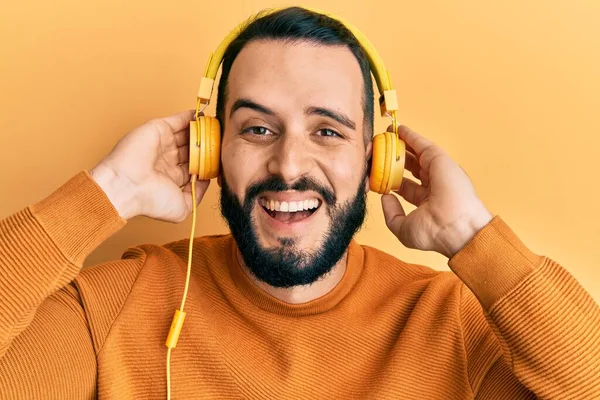 Joven Con Barba Escuchando Música Usando Auriculares Sonriendo Riendo Voz —  Fotos de Stock