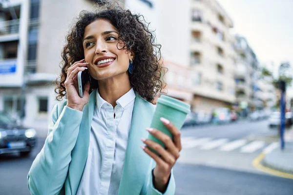 Ung Latinamerikansk Affärskvinna Bär Professionell Ser Leende Säker Staden Talar — Stockfoto